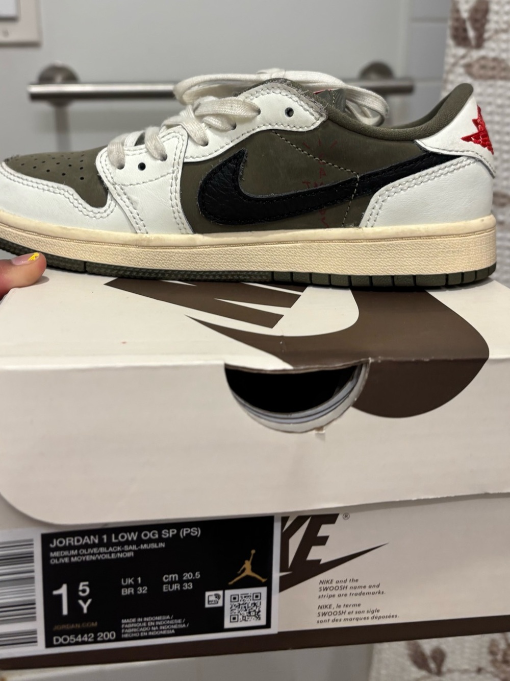 Travis Scott Kids Low Sneaker in Olive, White & Black
